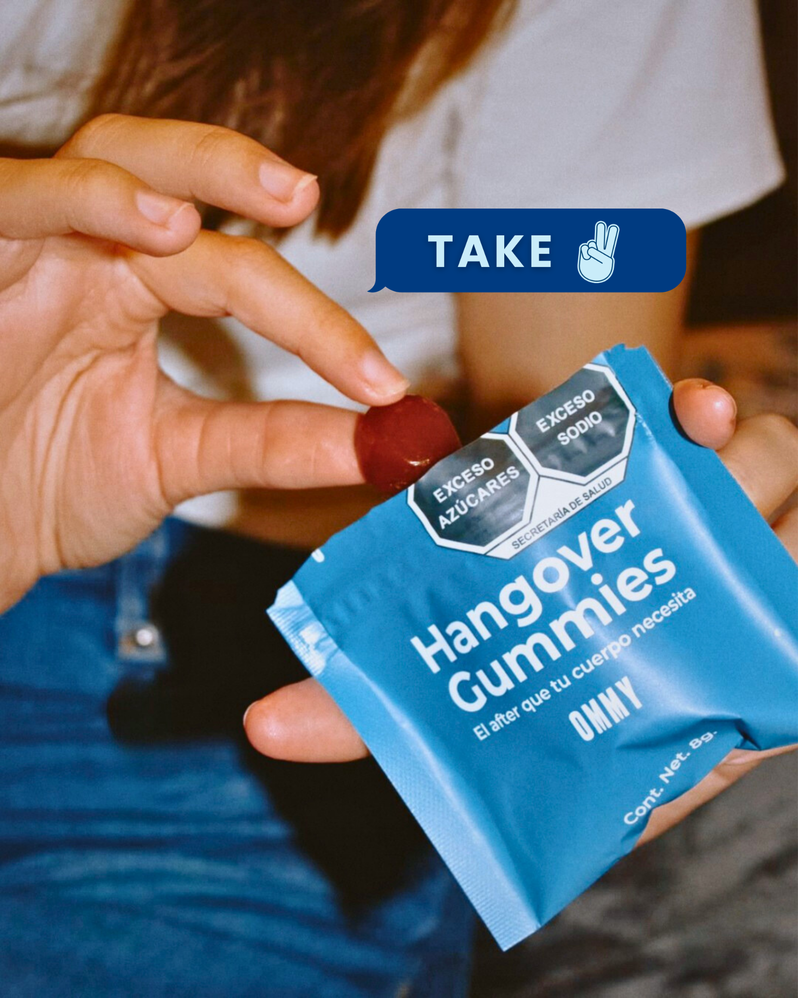 Persona tomando una gomita OMMY